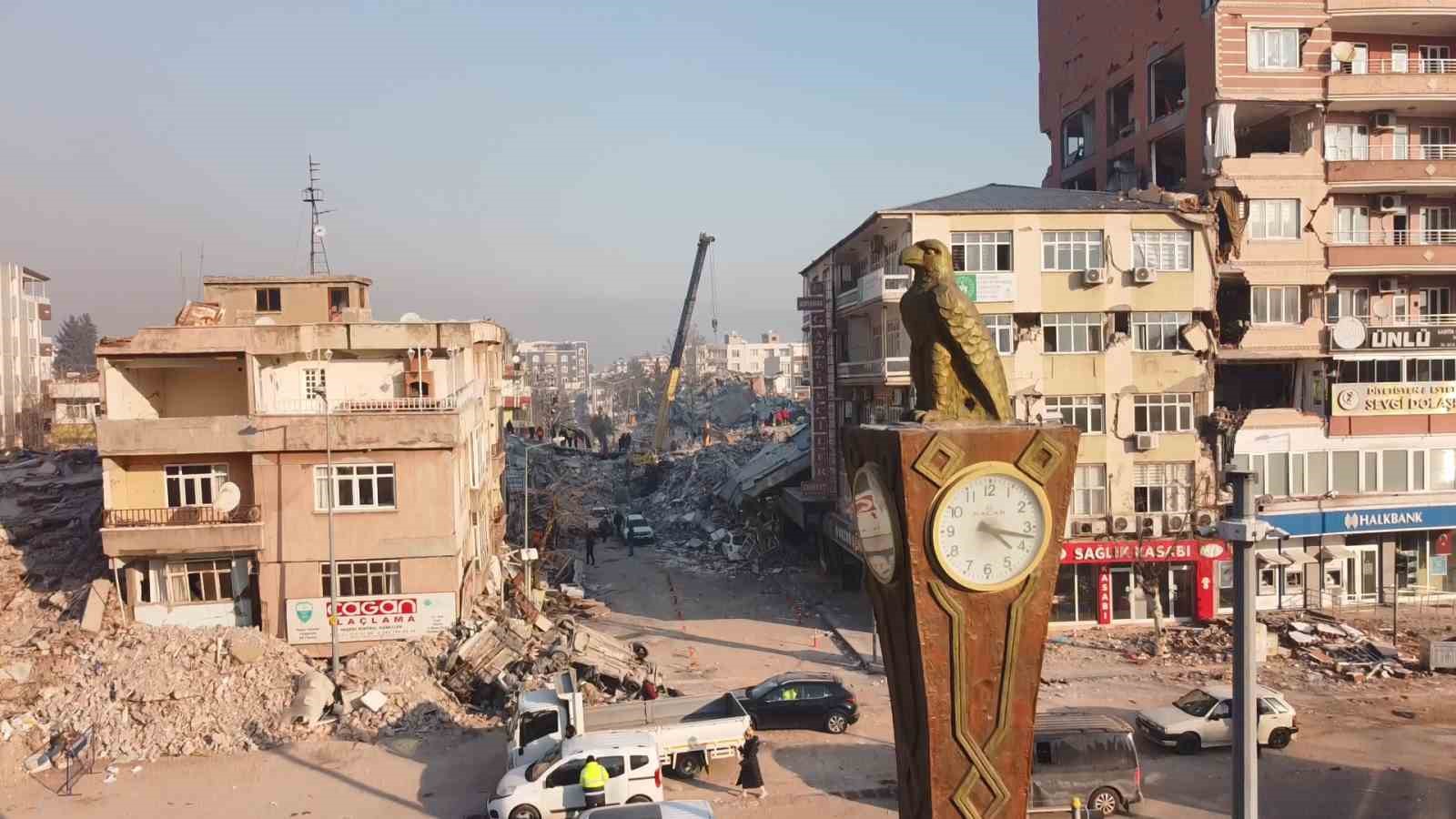 Depremin simgesi saat bir yldr 04.17de duruyor
