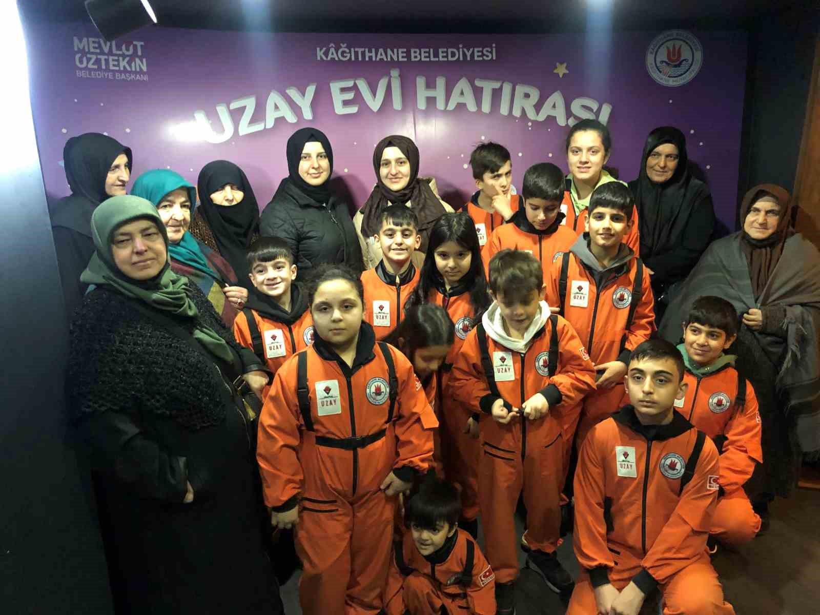 Kağıthane’de öğrenciler, dede ve nineleriyle uzayı keşfetti
