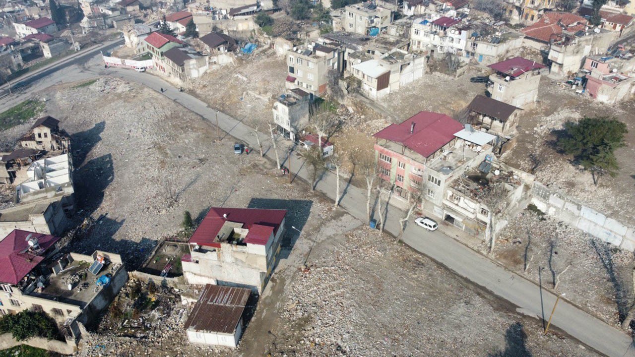 Tarihi Maraş&rsquo;ın merkezi Kuyucak&rsquo;ın b&uuml;y&uuml;k b&ouml;l&uuml;m&uuml; boş arsaya d&ouml;nd&uuml;
