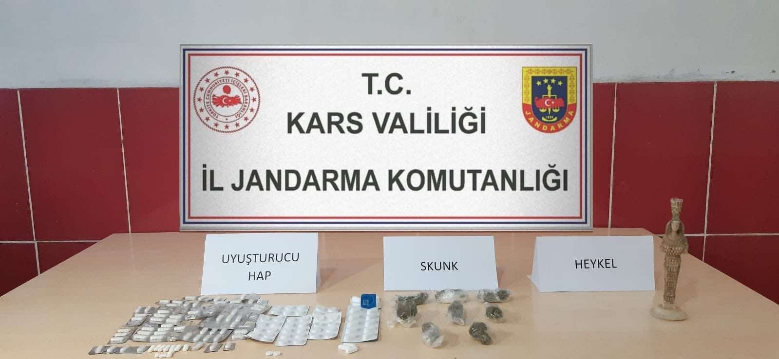 Kars’ta uyuşturucu madde ve heykel ele geçirildi