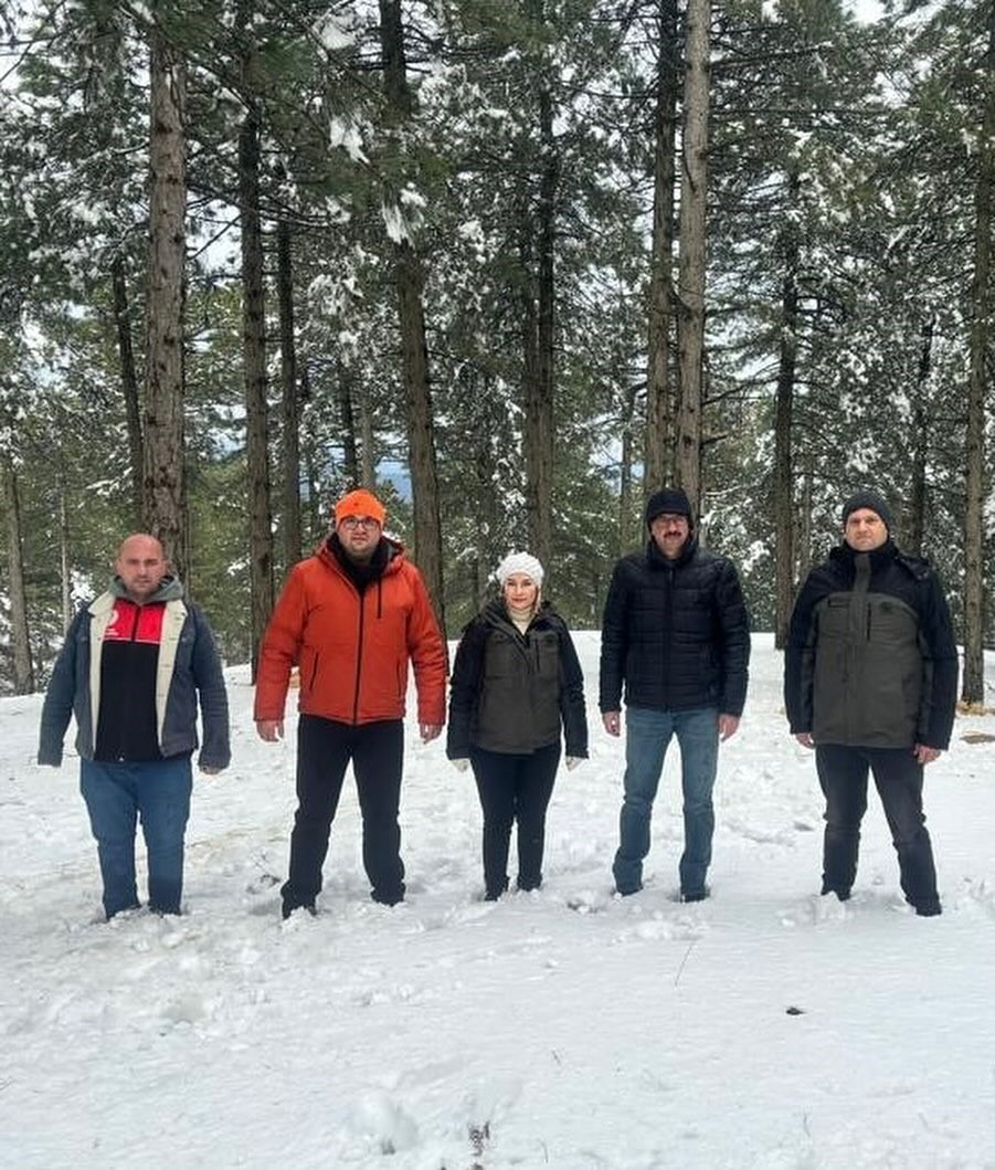 Kazdağları’nda kar yağışı ve aşırı soğuk nedeniyle yaban hayvanları için yem bırakıldı