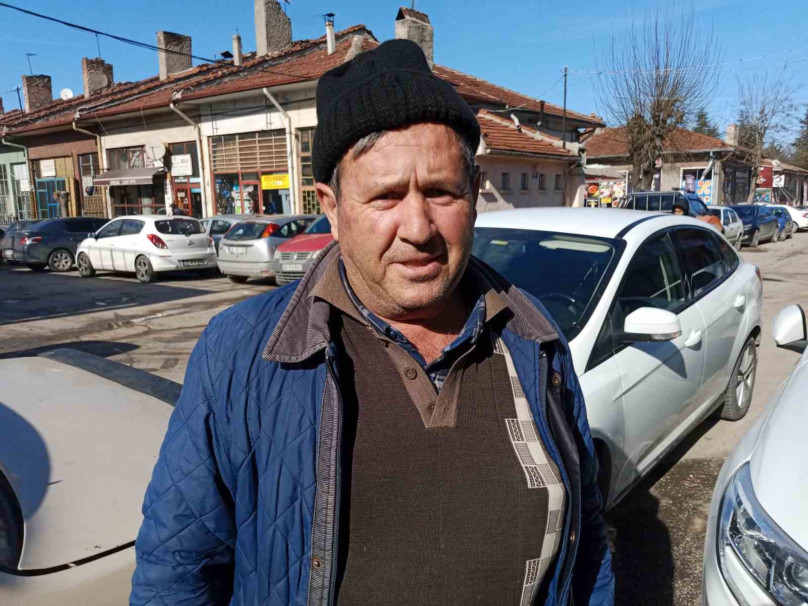 Aracın arka camına kaplaması yapılan ünlü replik ilgi çekti