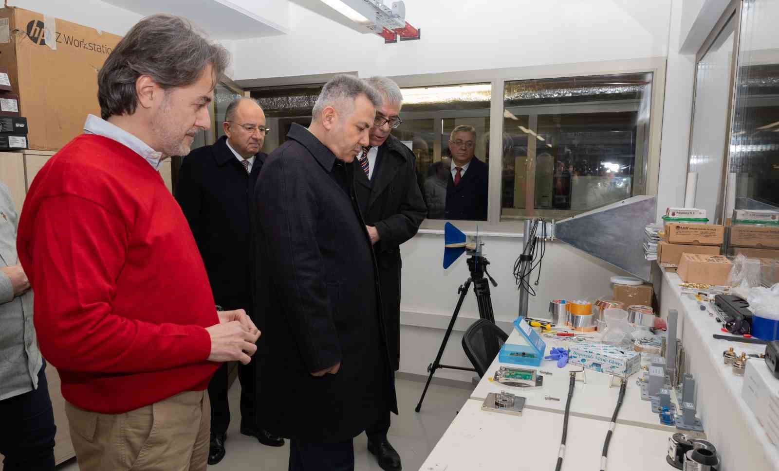 Vali Elban’a uzaydaki deney sunumu
