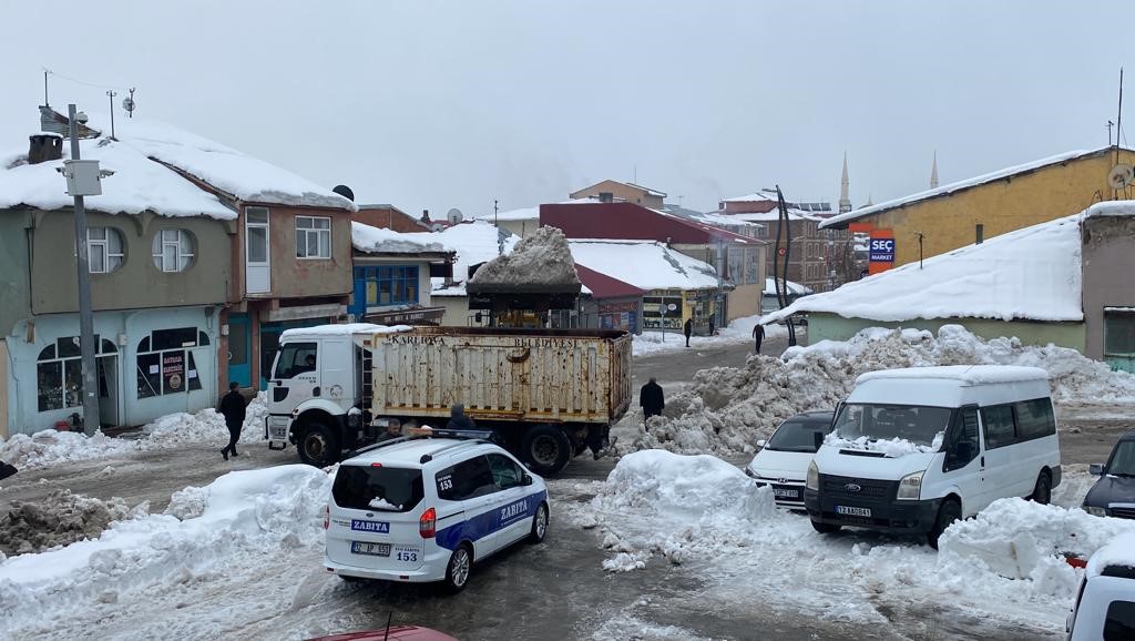 Karlıova’da ilçe dışına bin kamyon kar taşındı