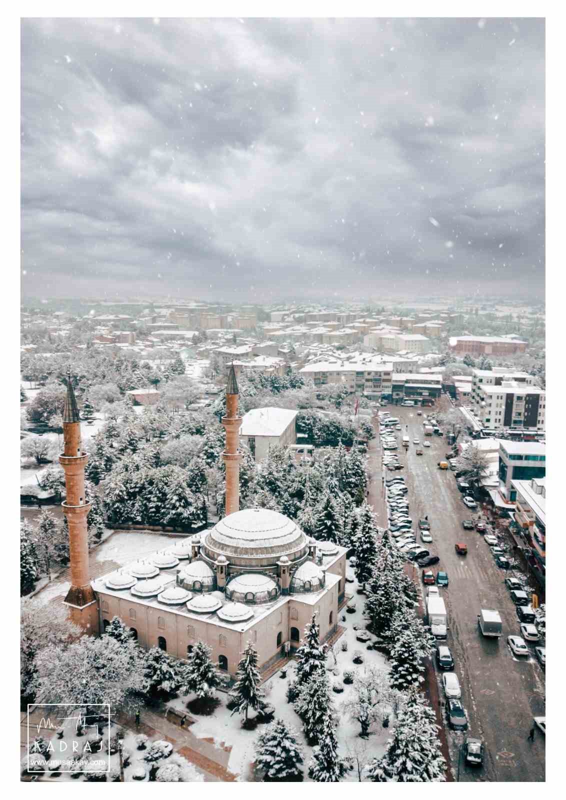 Gedizli fotoğraf sanatçısı ismini dünyaya duyuruyor