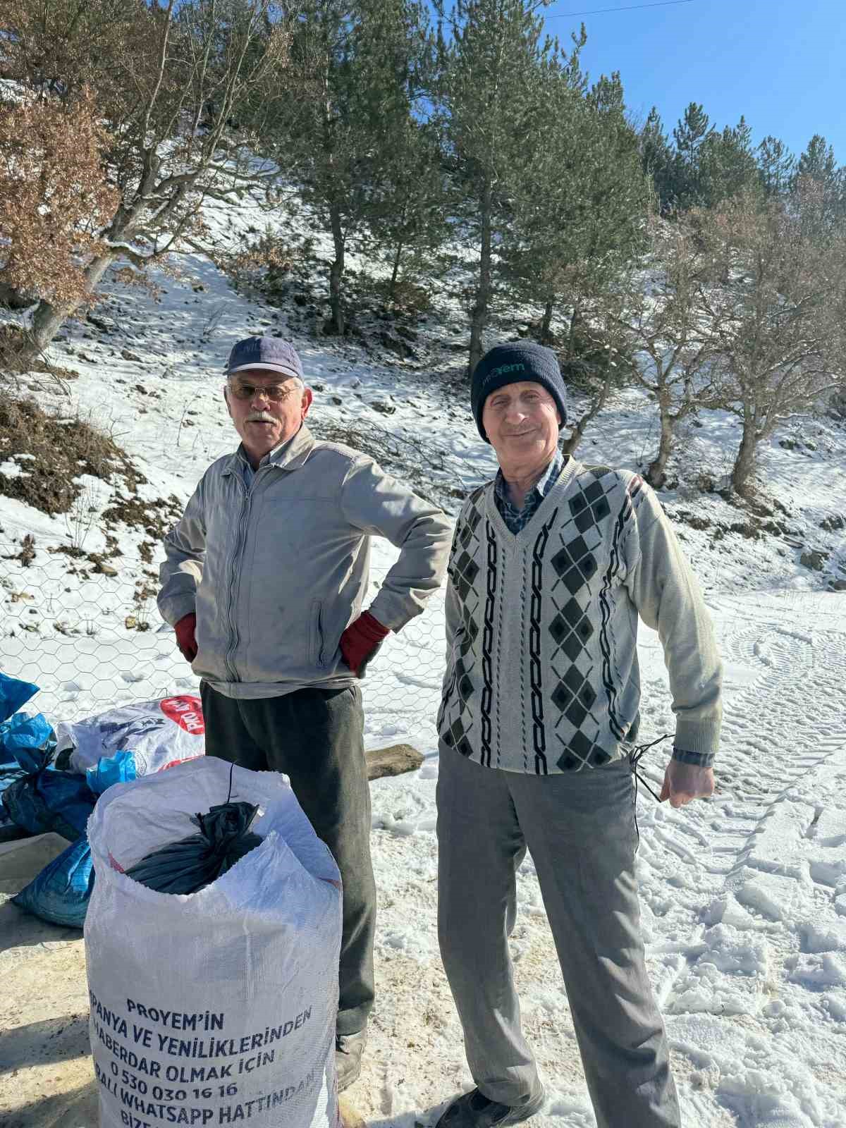 Zorlu kış şartlarında imece usulüyle hayvanlarını besliyorlar