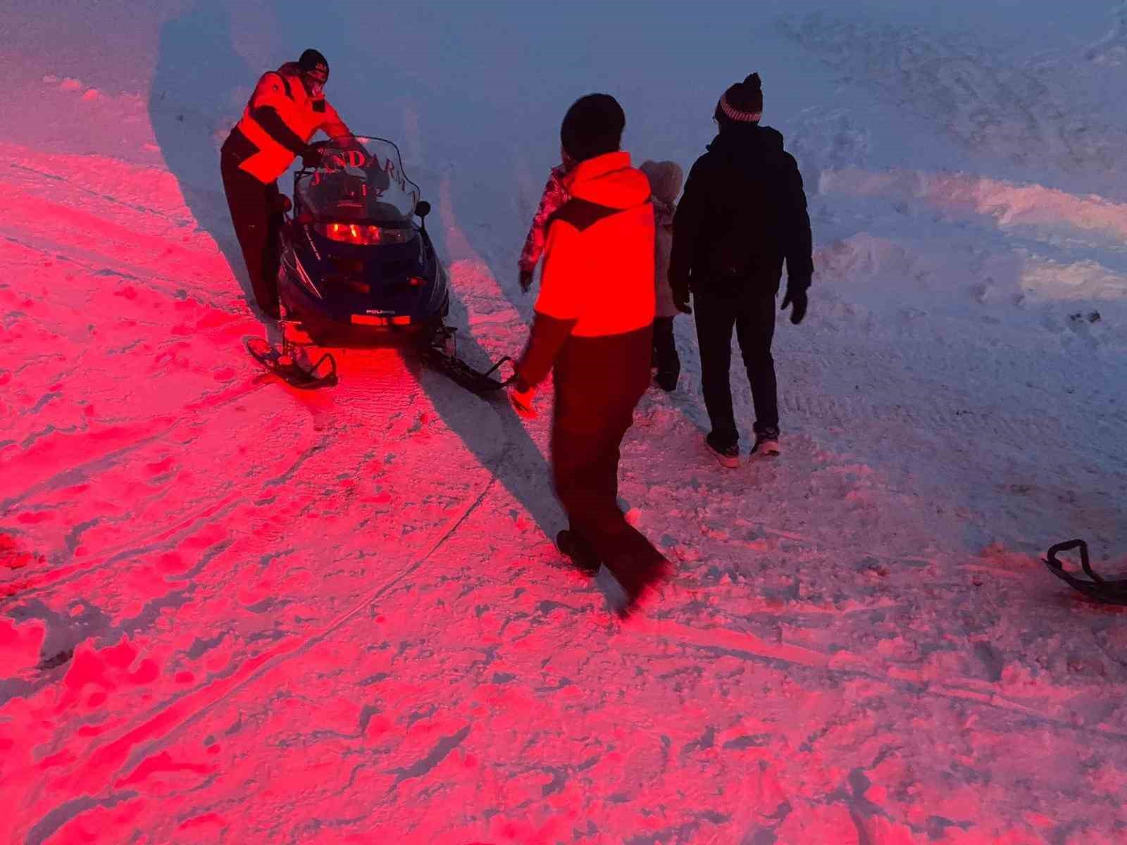 Kayak merkezinde telesiyej arızalandı, mahsur kalan 9 kişi kurtarıldı
