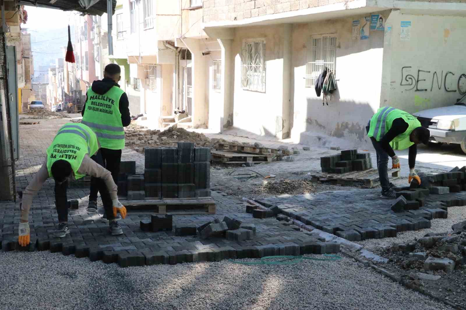 Haliliye’de üstyapı çalışmaları yolların konforunu artırıyor
