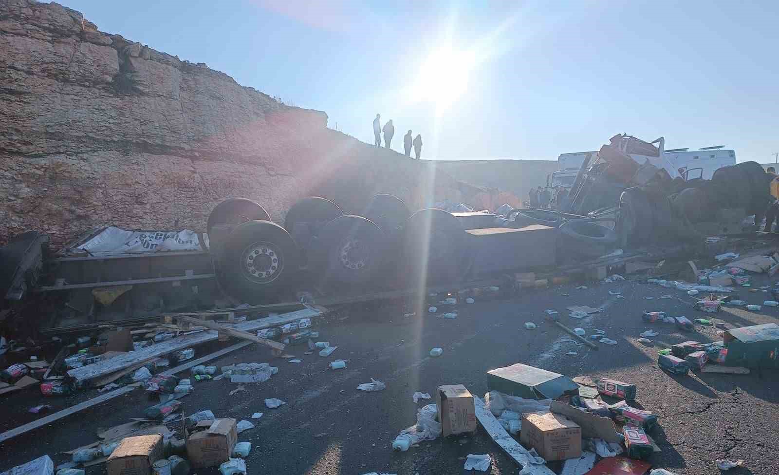 Devrilen tırın s&uuml;r&uuml;c&uuml;s&uuml; kabinde sıkıştı
