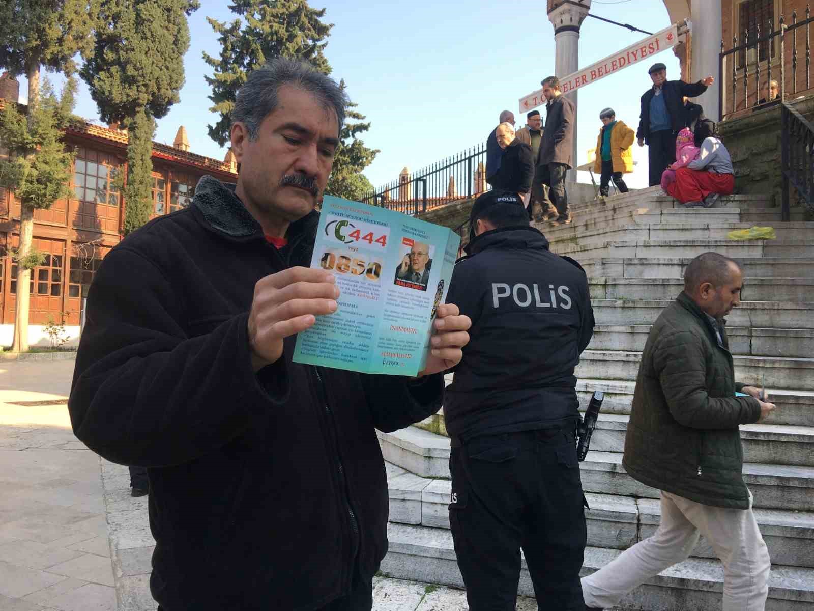 Polis, Cuma Namazı çıkışı vatandaşı bilgilendirdi
