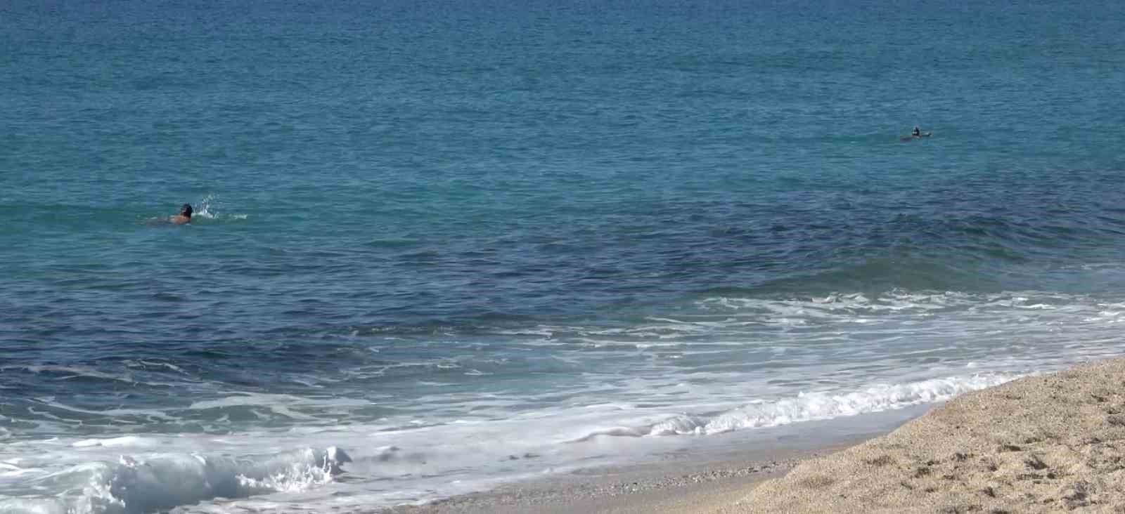Alanya’da güzel havayı fırsat bilen turistler deniz kenarına koştu