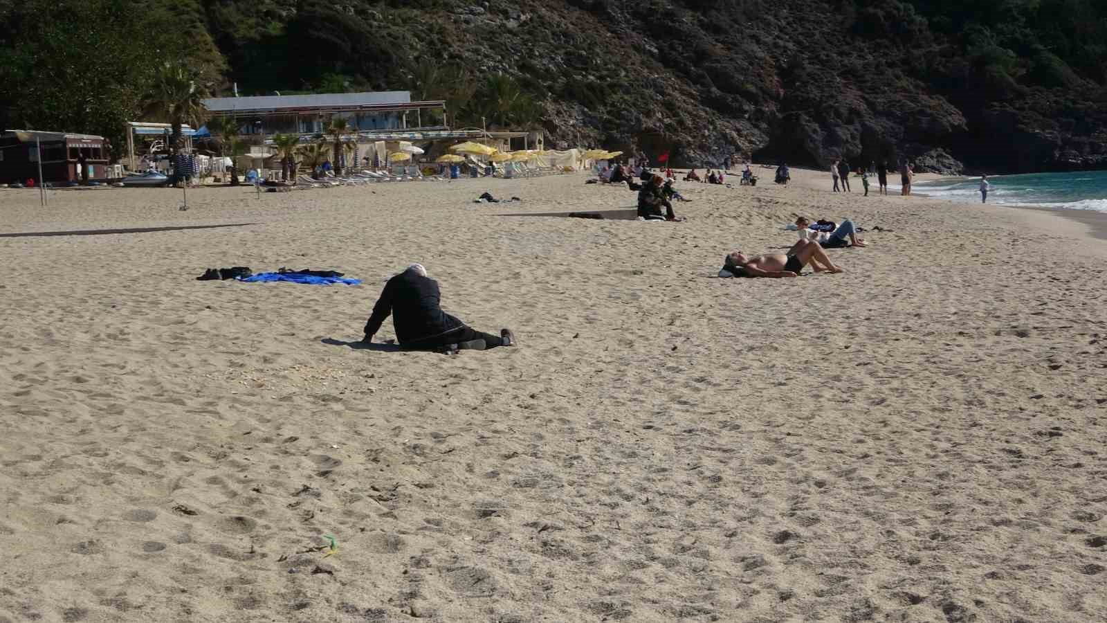 Alanya&rsquo;da g&uuml;zel havayı fırsat bilen turistler deniz kenarına koştu
