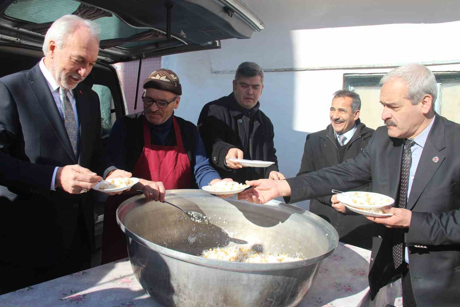 Tarihi camide &rsquo;pilav ikramı&rsquo; geleneği
