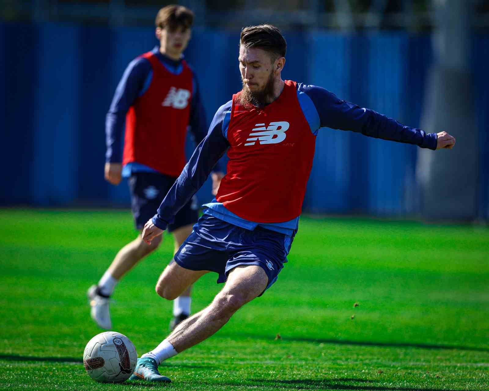 Adana Demirspor’un yeni transferleri takımla antrenmana başladı