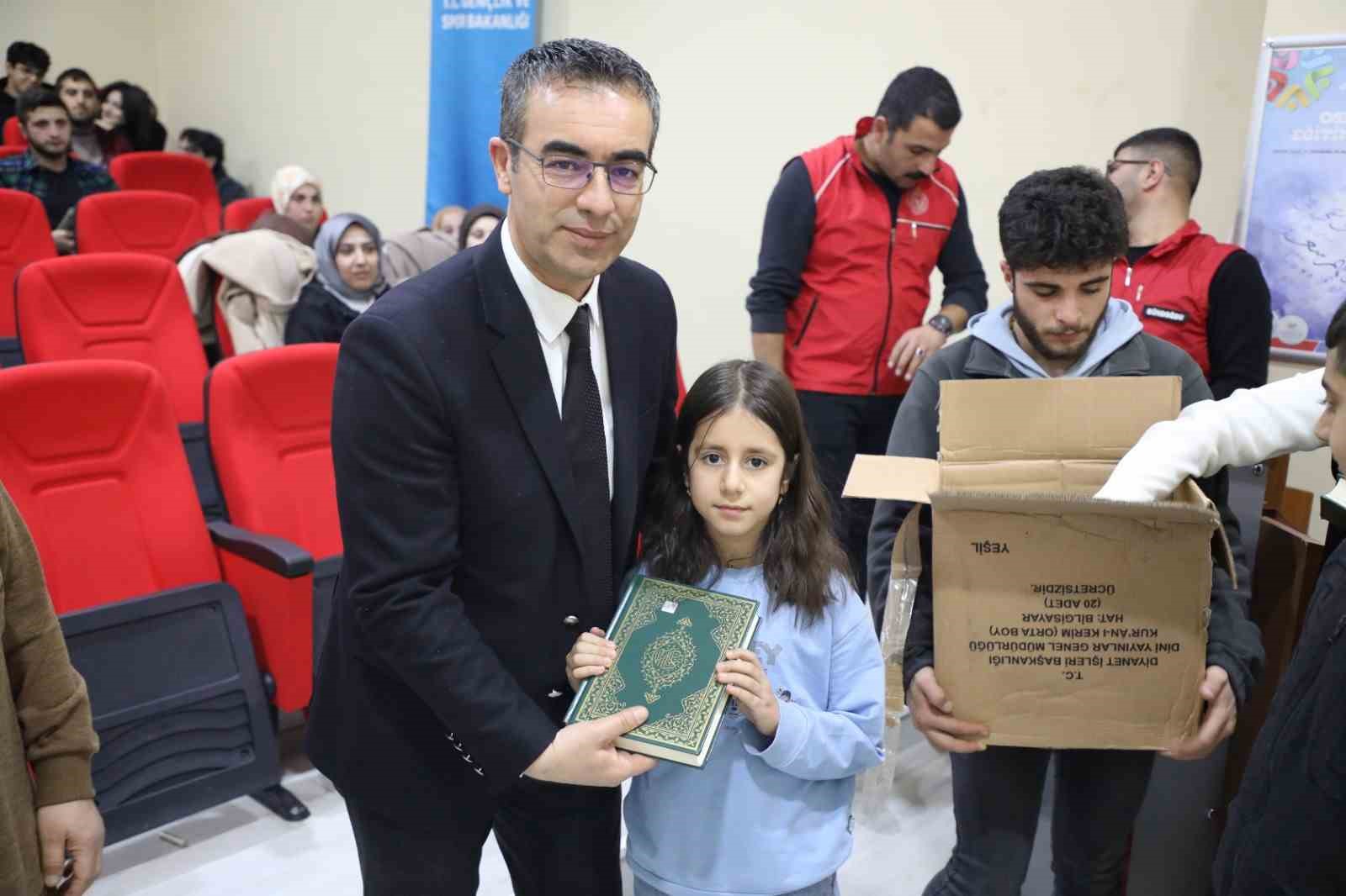 Ağrı Gen&ccedil;lik Merkezi, depremde hayatını kaybedenler i&ccedil;in hatim duası yaptı

