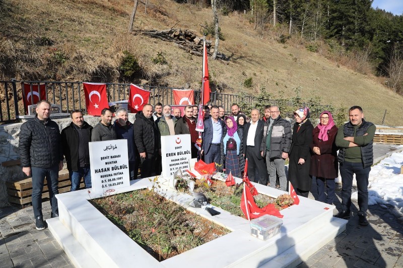 Başkan Ko&ccedil;han se&ccedil;im &ccedil;alışmalarına Eren B&uuml;lb&uuml;l&rsquo;&uuml;n mezarını ziyaret ederek başladı
