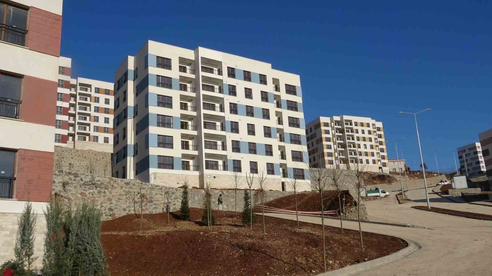 Kilis Valisi Tahir Şahin, deprem konutlarında incelemede bulundu
