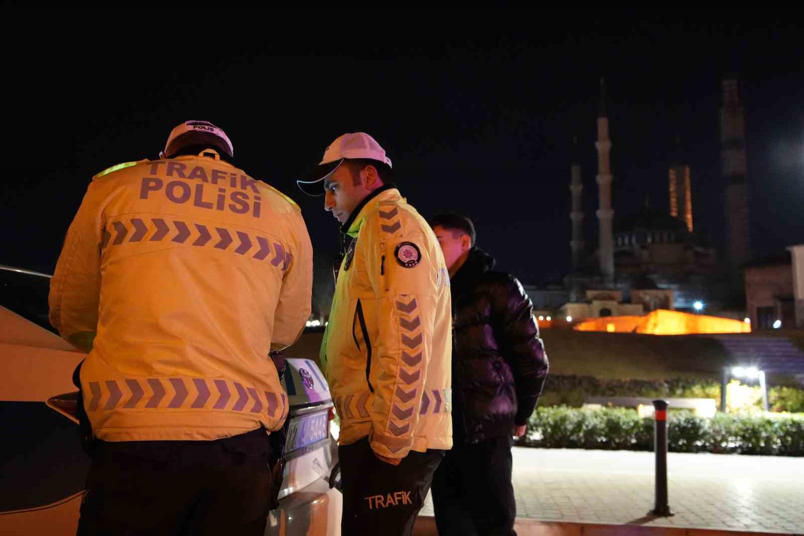 Edirne’de alkolü sürücülere ceza yağdı: Cam filmlerini elleriyle söktüler