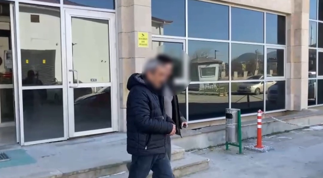 Kütahya’da kemerinde uyuşturucu ele geçirilen yolcu tutuklandı