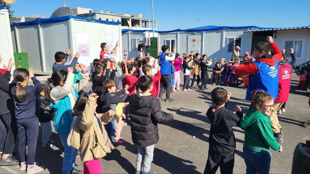 Ge&ccedil;ici barınma merkezlerindeki &ccedil;ocuklara psikososyal destek s&uuml;r&uuml;yor
