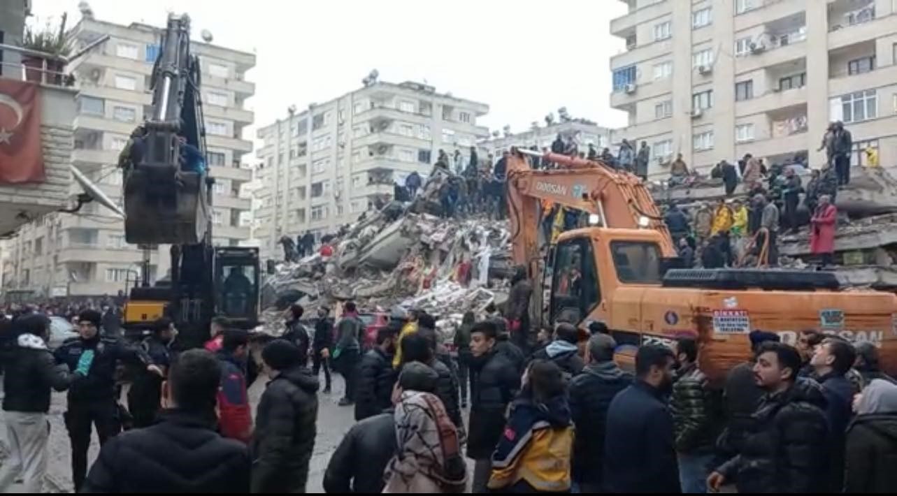 Gördüğü rüya üzerine ailesinin vefat ettiğini anlayan acılı baba, depremde eşini ve 4 evladını kaybetti