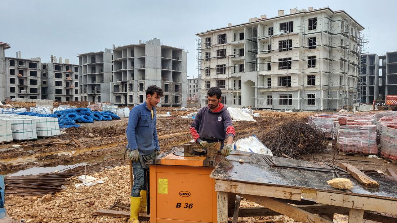 Başka şehirlerden gelerek depremzedeler i&ccedil;in gece g&uuml;nd&uuml;z &ccedil;alışıyorlar

