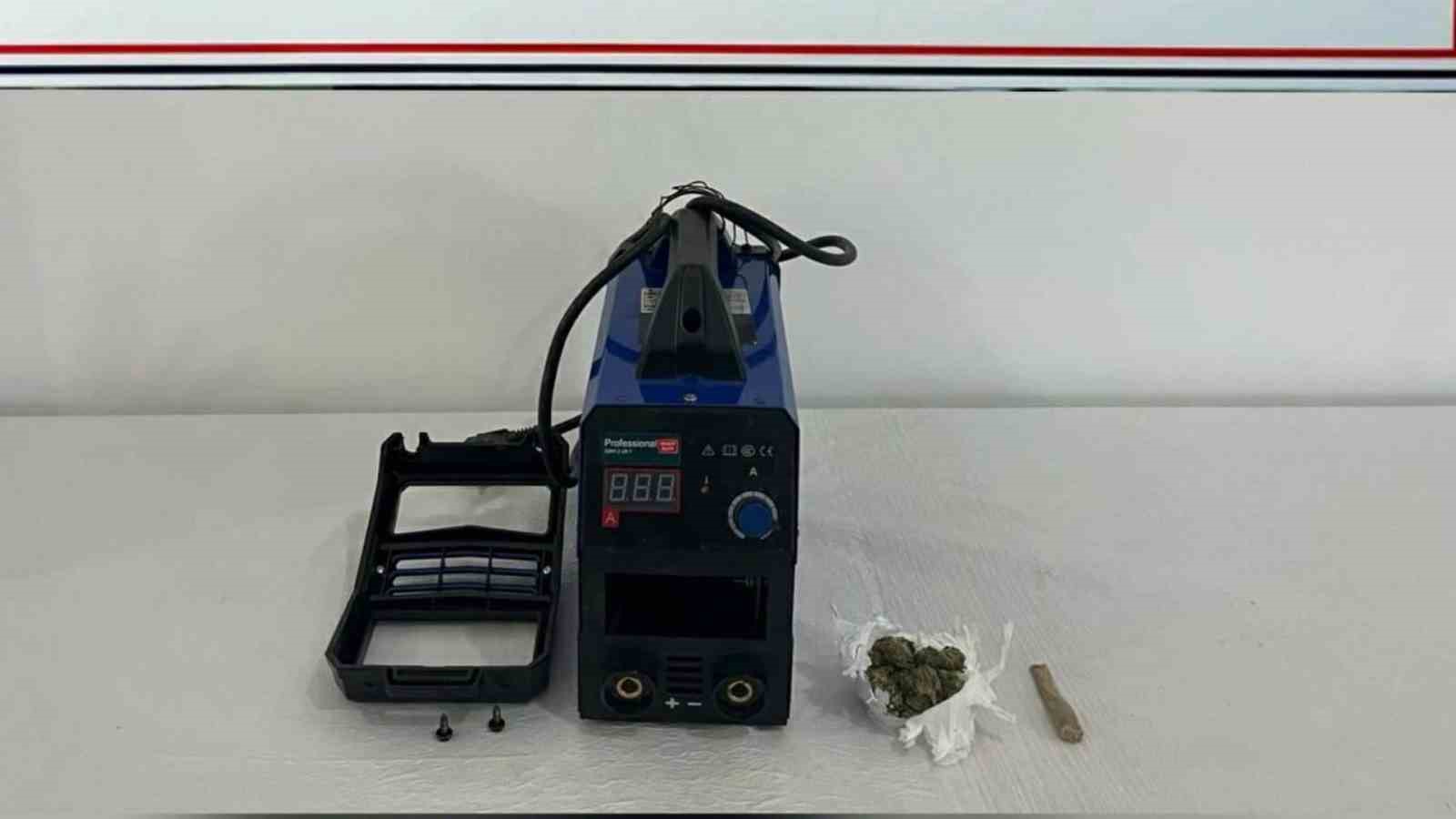 Kaynak makinasından uyuşturucu &ccedil;ıktı
