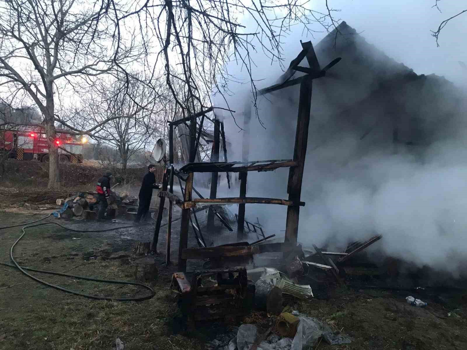 Yangın tek katlı evi kullanılamaz hale getirdi
