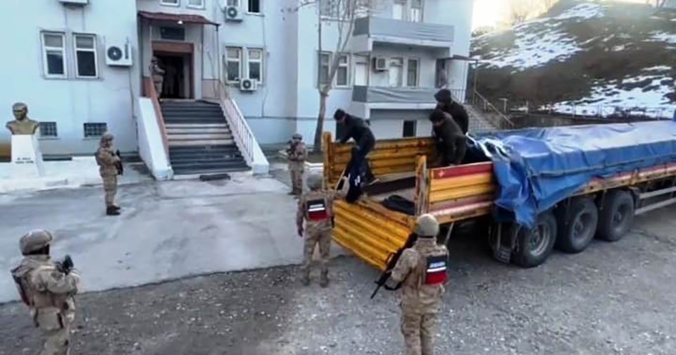 Bitlis&rsquo;te tır i&ccedil;inde 58 d&uuml;zensiz g&ouml;&ccedil;men yakalandı

