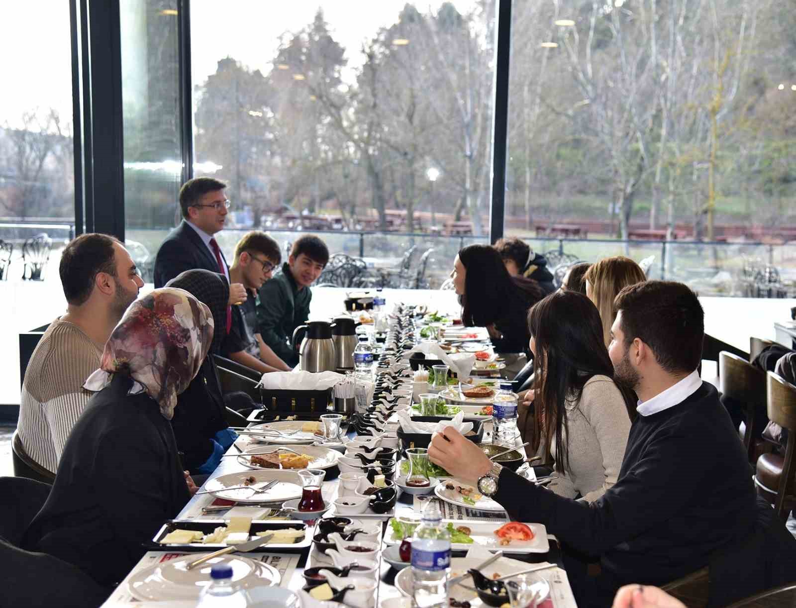 Balıkesir’de Türkçe öğrenen yabancı uyruklu öğrencilere kahvaltı
