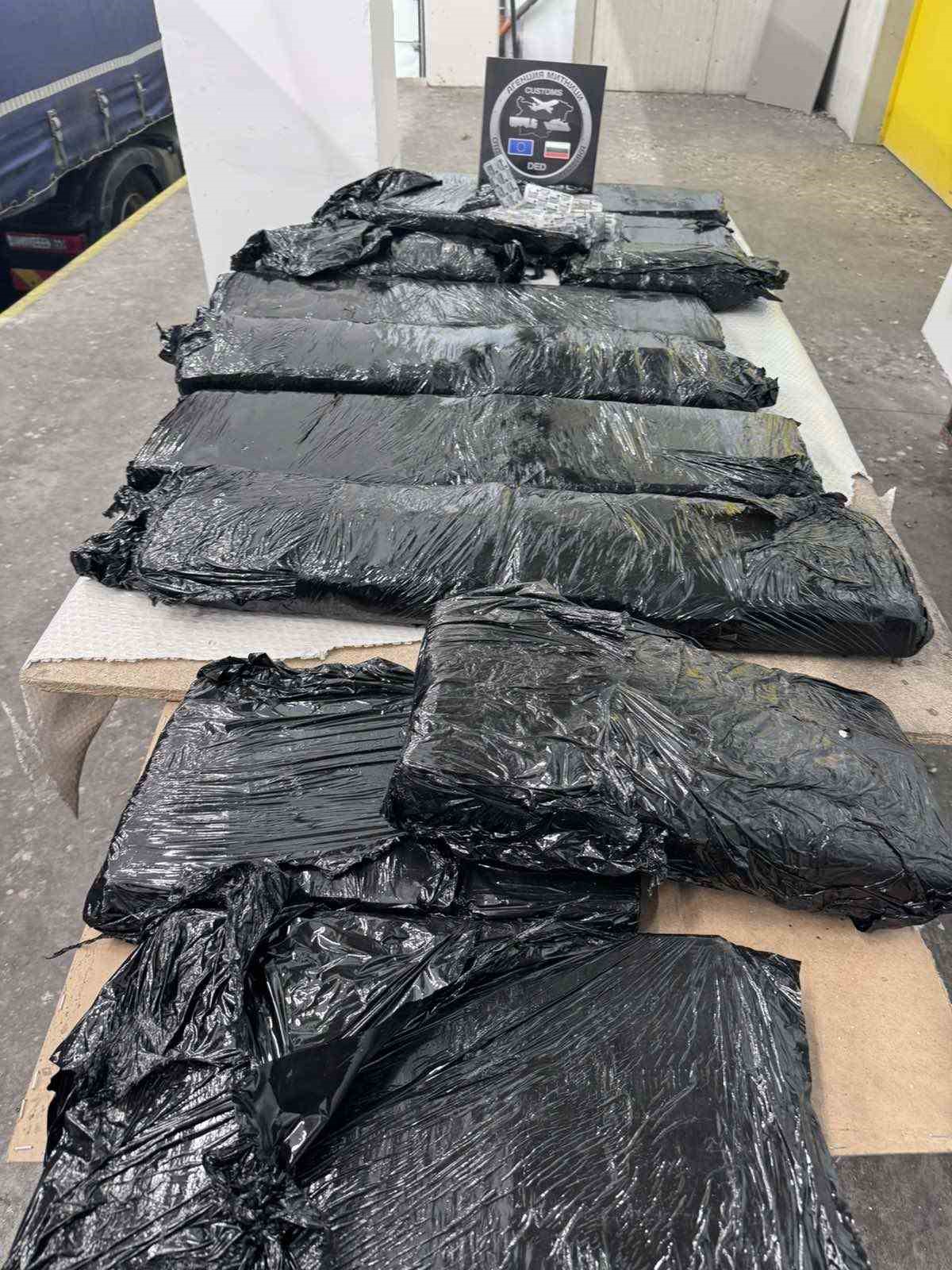 Uyuşturucu yapımında kullanılan 88 bin tablet yakalandı
