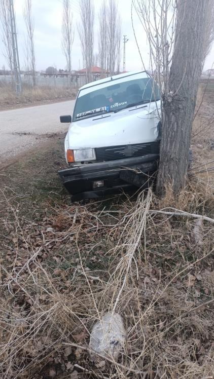 K&ouml;peğe &ccedil;arpmamak i&ccedil;in manevra yapan ara&ccedil; ağaca &ccedil;arptı: 1 yaralı
