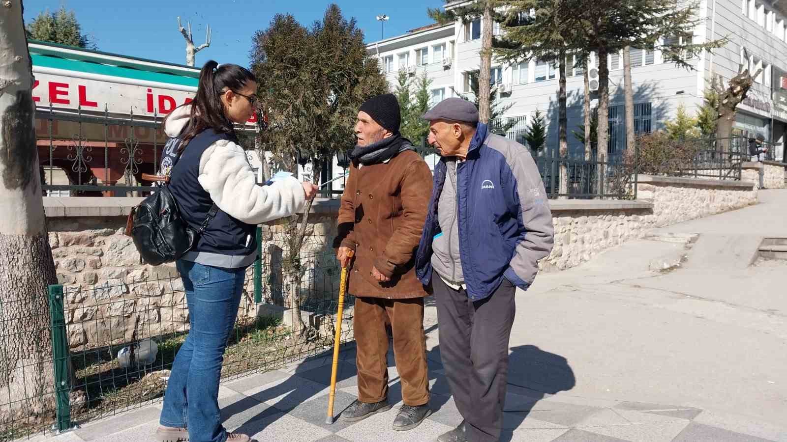 Polis ekipleri dolandırıcılara karşı vatandaşları bilgilendirdi
