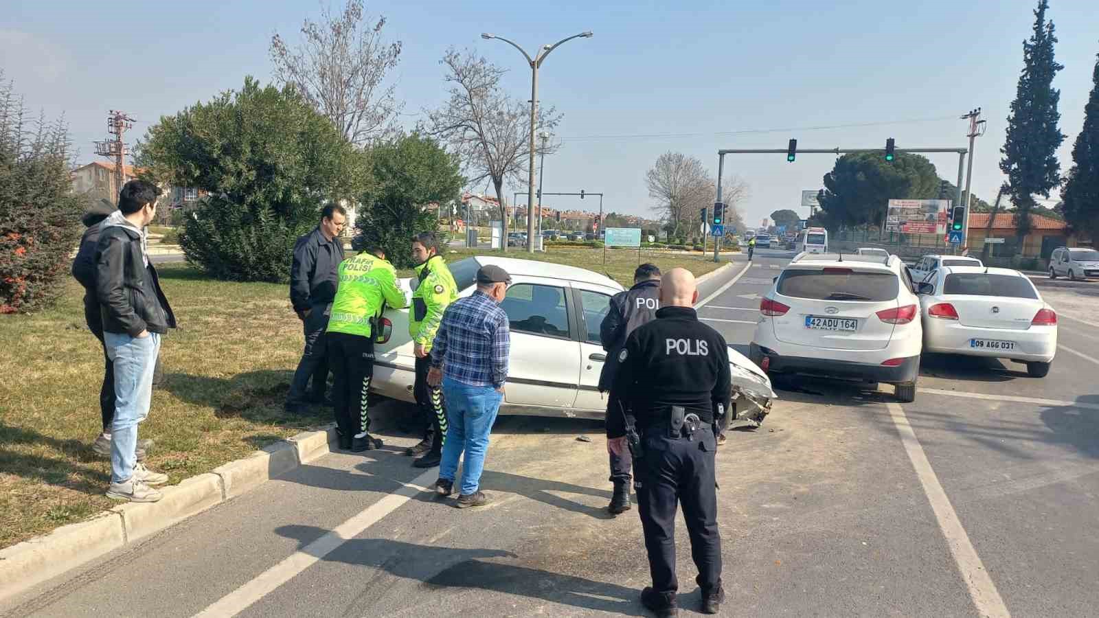 Kırmızı ışıkta bekleyen iki otomobile çarptı: 1 yaralı
