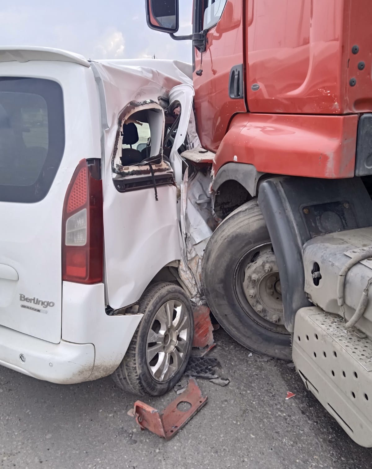 Silopi&rsquo;de tanker ile hafif ticari aracın karıştığı kazada 1 kişi yaralandı
