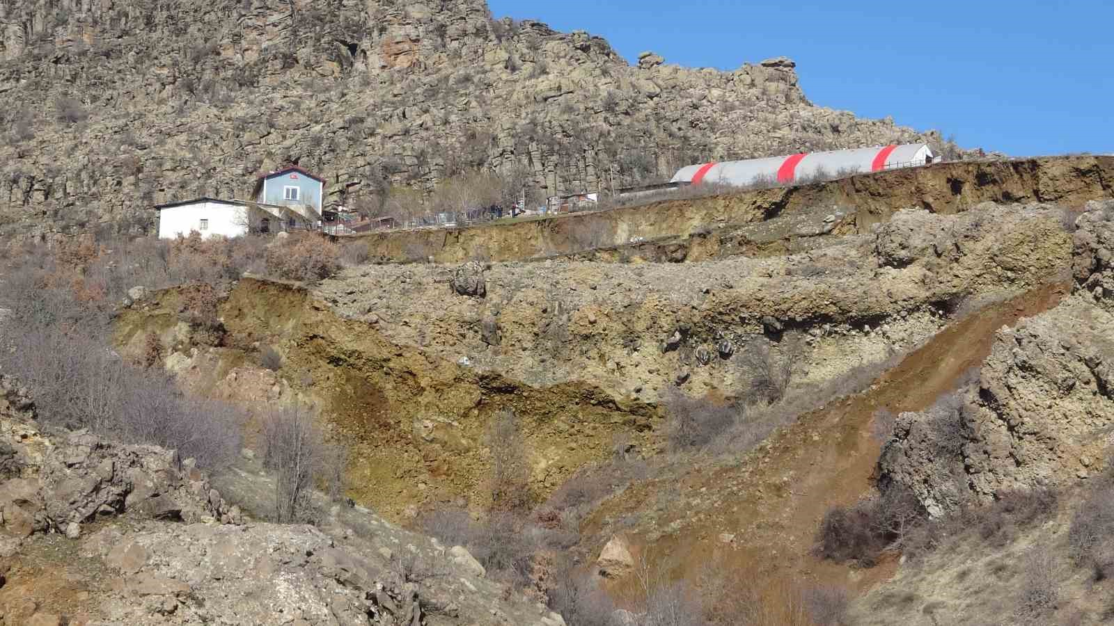 Uşak’ta meydana gelen heyelan paniğe neden oldu