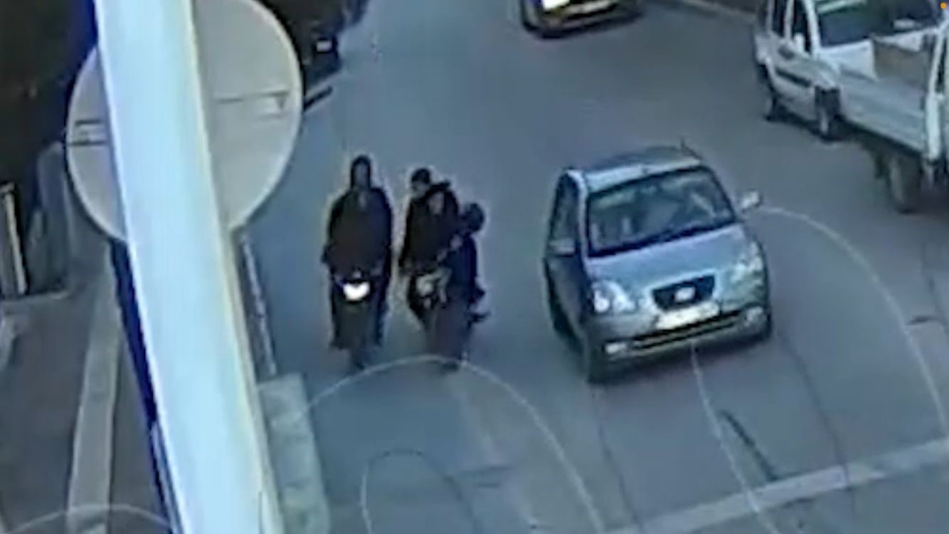 Direğe &ccedil;arpan motosiklet s&uuml;r&uuml;c&uuml;s&uuml;n&uuml;n kaskı başından fırladı

