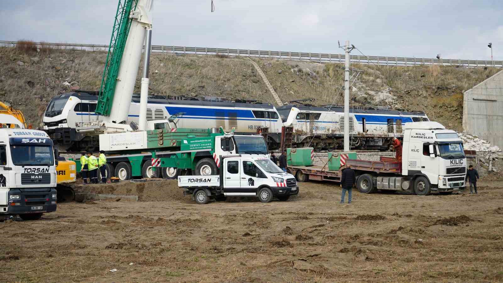 Devrilen tren kaza alanından kaldırıldı, demir yolu hattı 35 saat sonra ulaşıma a&ccedil;ıldı
