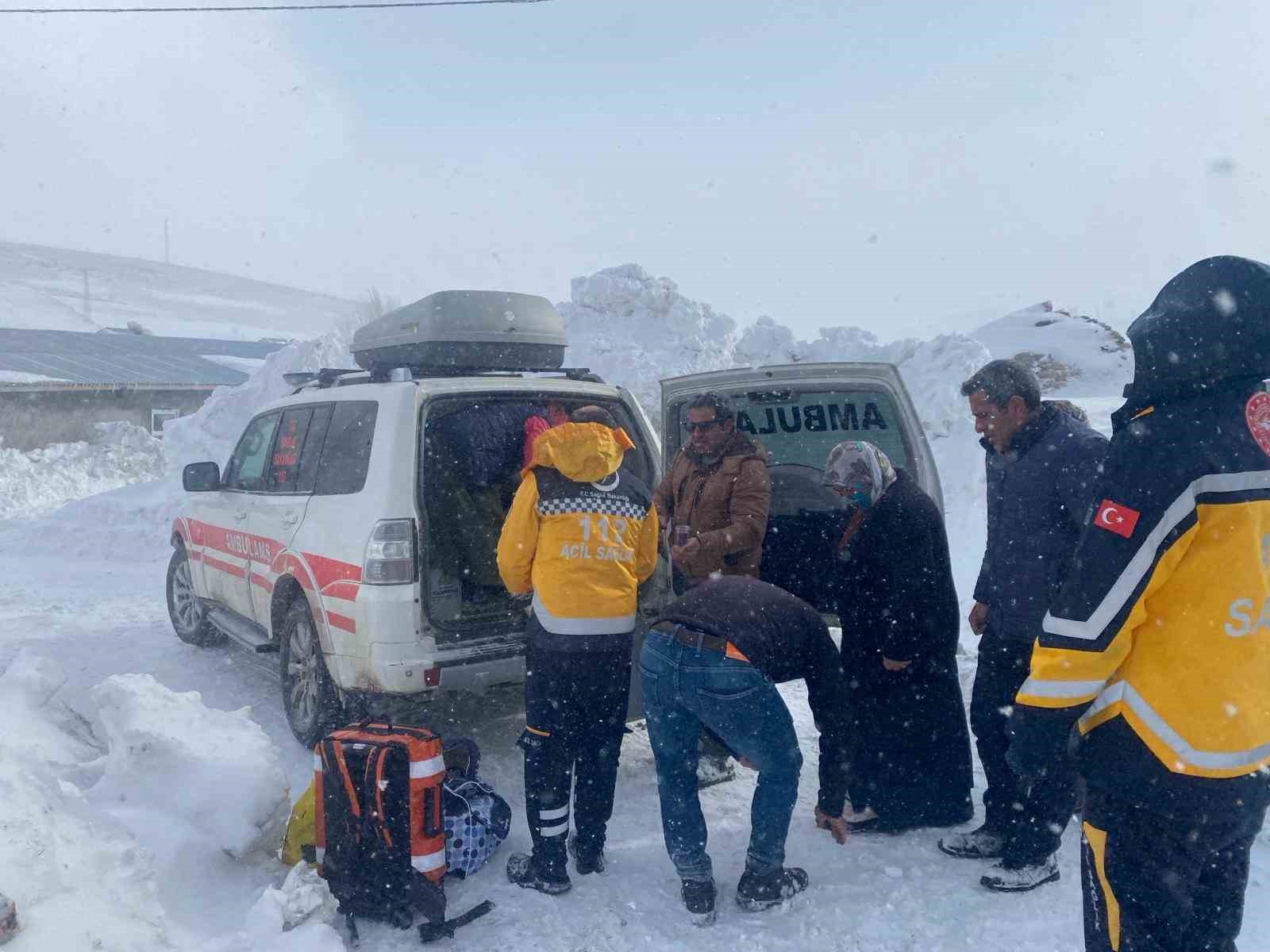 Doğum sancısı tutan kadın ekipler tarafından kurtarıldı
