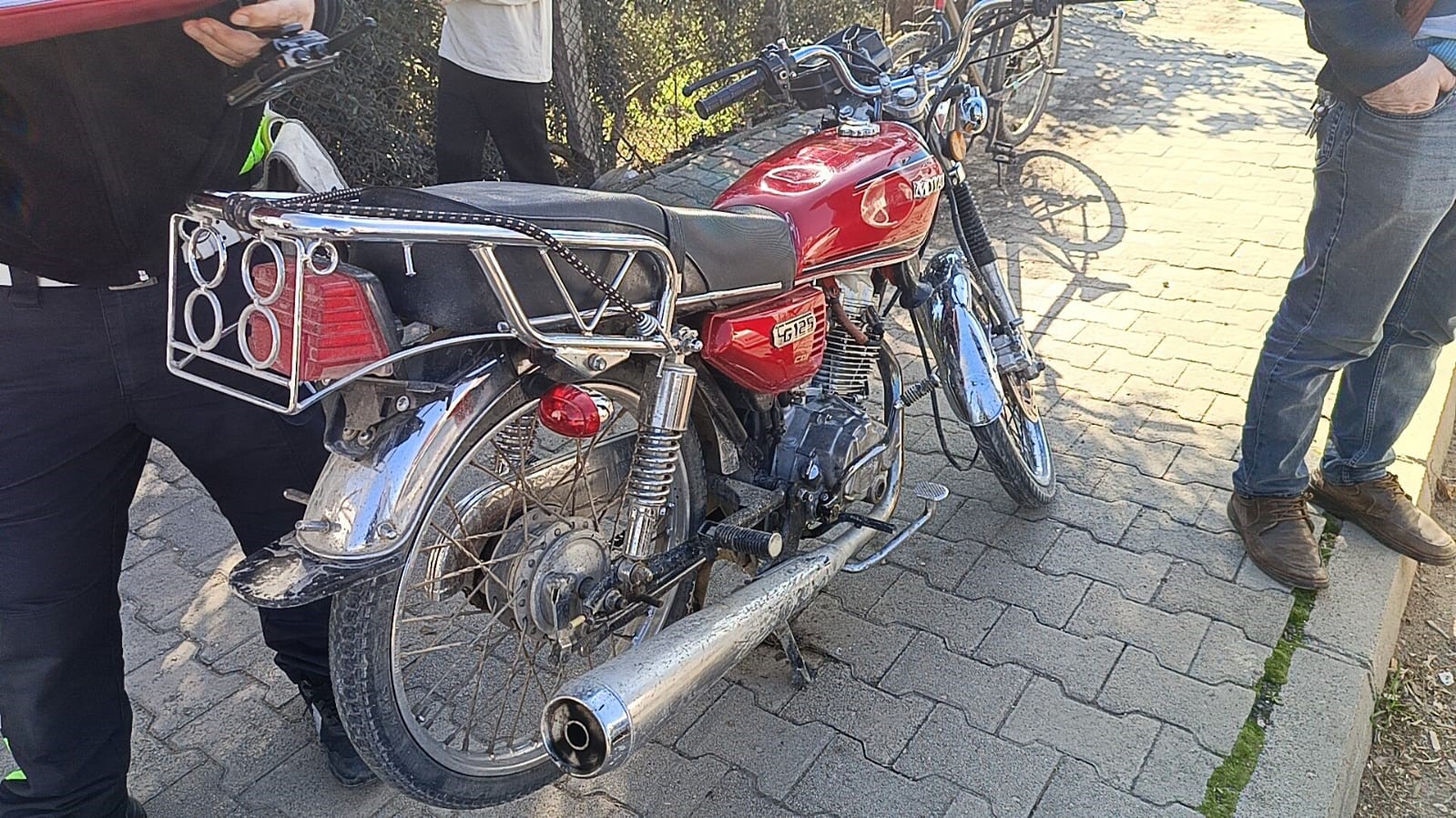 Otomobilin &ccedil;arptığı motosiklet s&uuml;r&uuml;c&uuml;s&uuml; yaralandı
