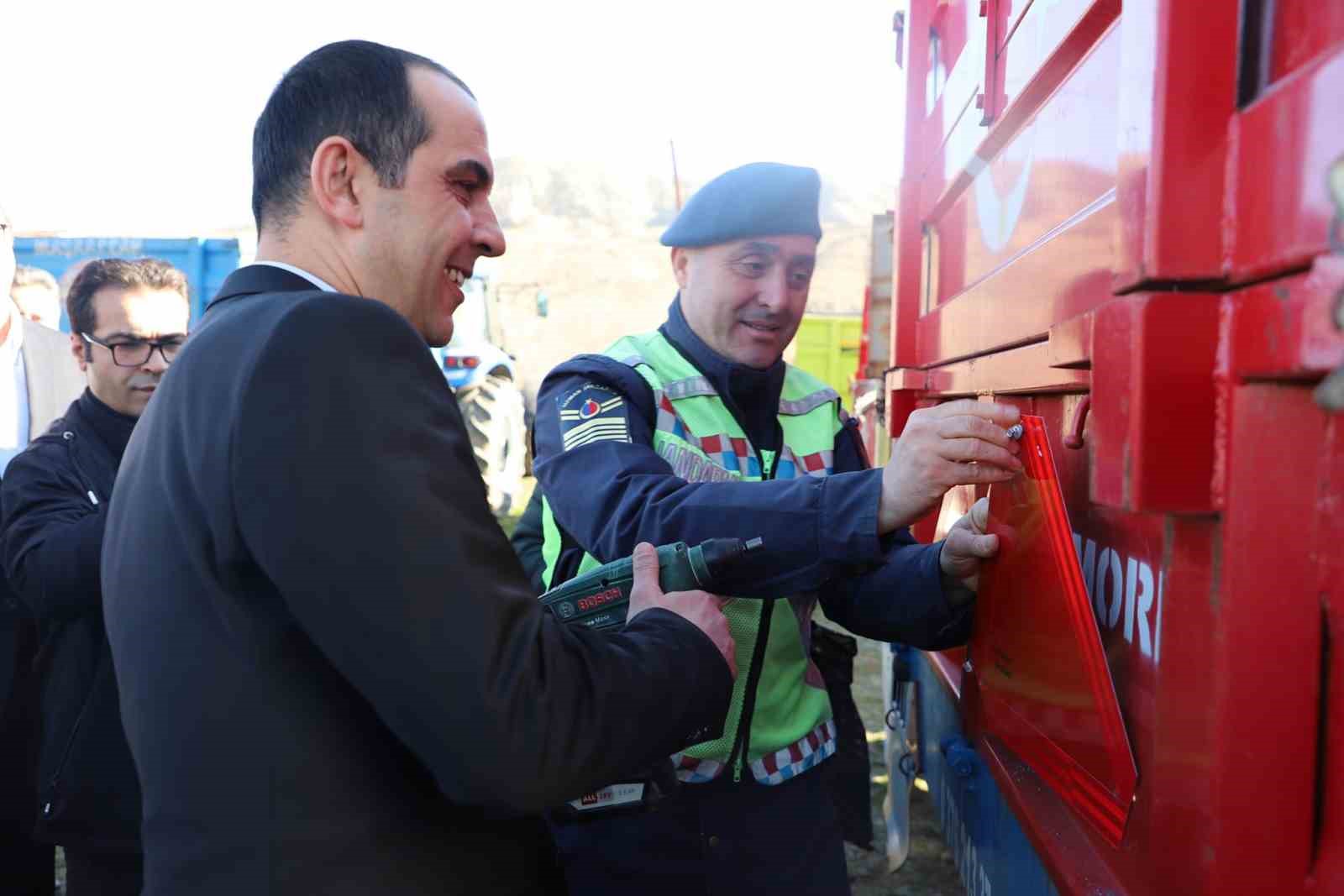 Çankırı’da kazalara karşı önlem: Römorklara reflektör takıldı
