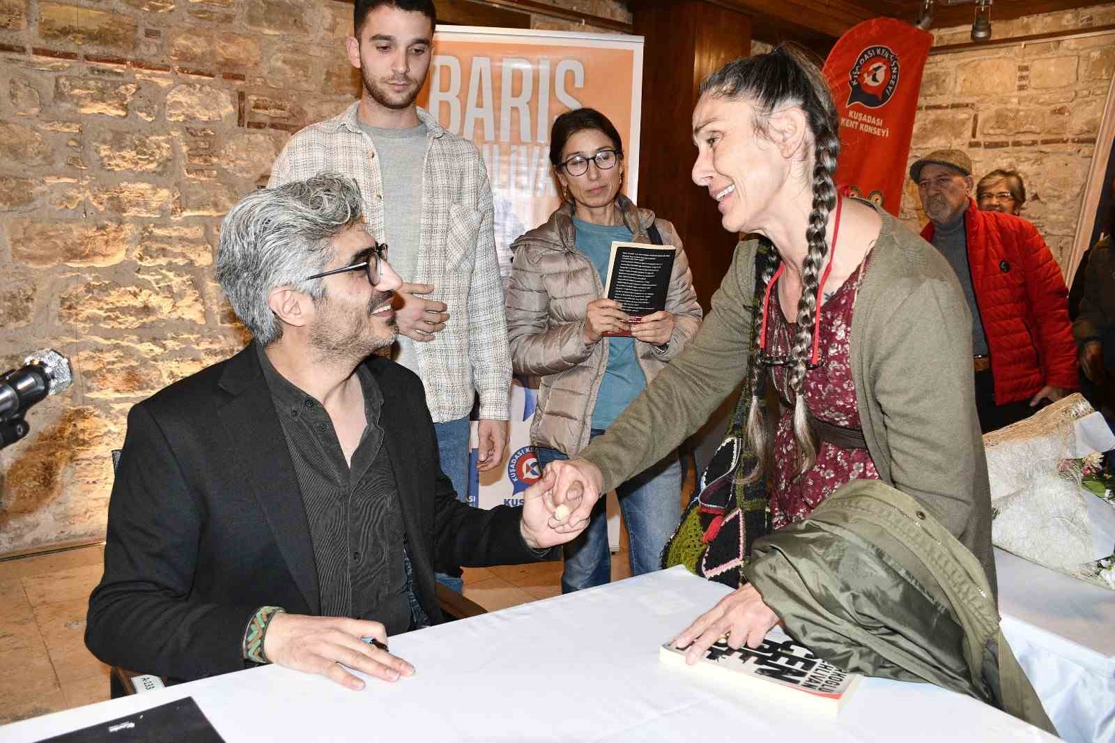 Barış Pehlivan Kuşadası’nda okurlarıyla buluştu
