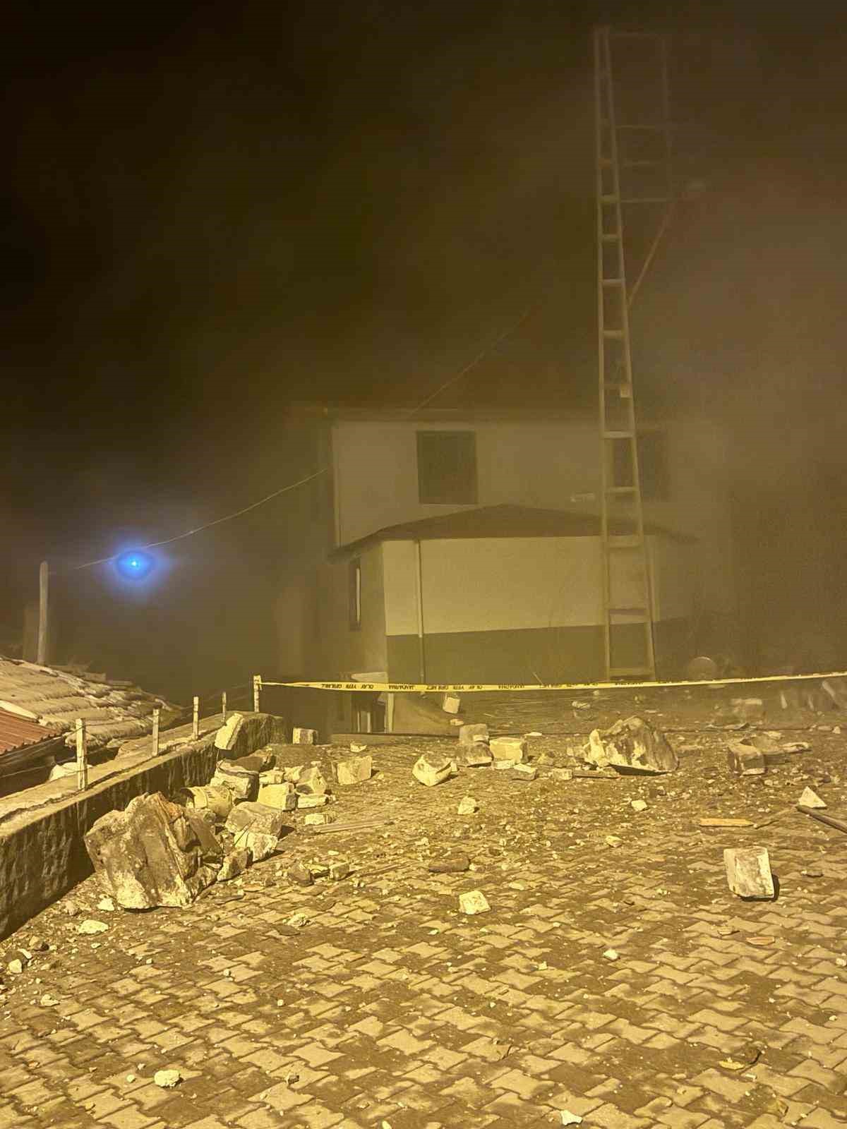 Tokat Günebakan köyünde cami minaresi evin üzerine devrildiundefined