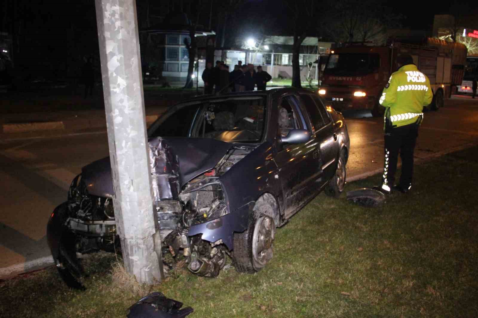 &Ccedil;an&rsquo;da elektrik diğerine &ccedil;arpan otomobil s&uuml;r&uuml;c&uuml;s&uuml; yaralandı
