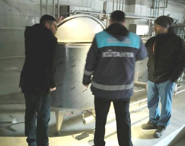 Emet’te süt ürünleri işleme tesisinde inceleme