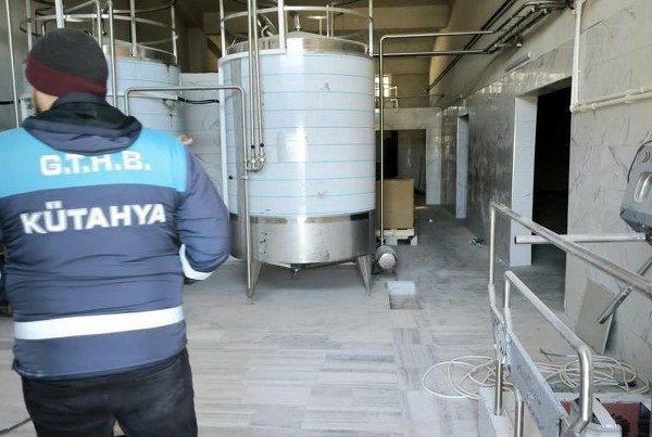 Emet’te süt ürünleri işleme tesisinde inceleme