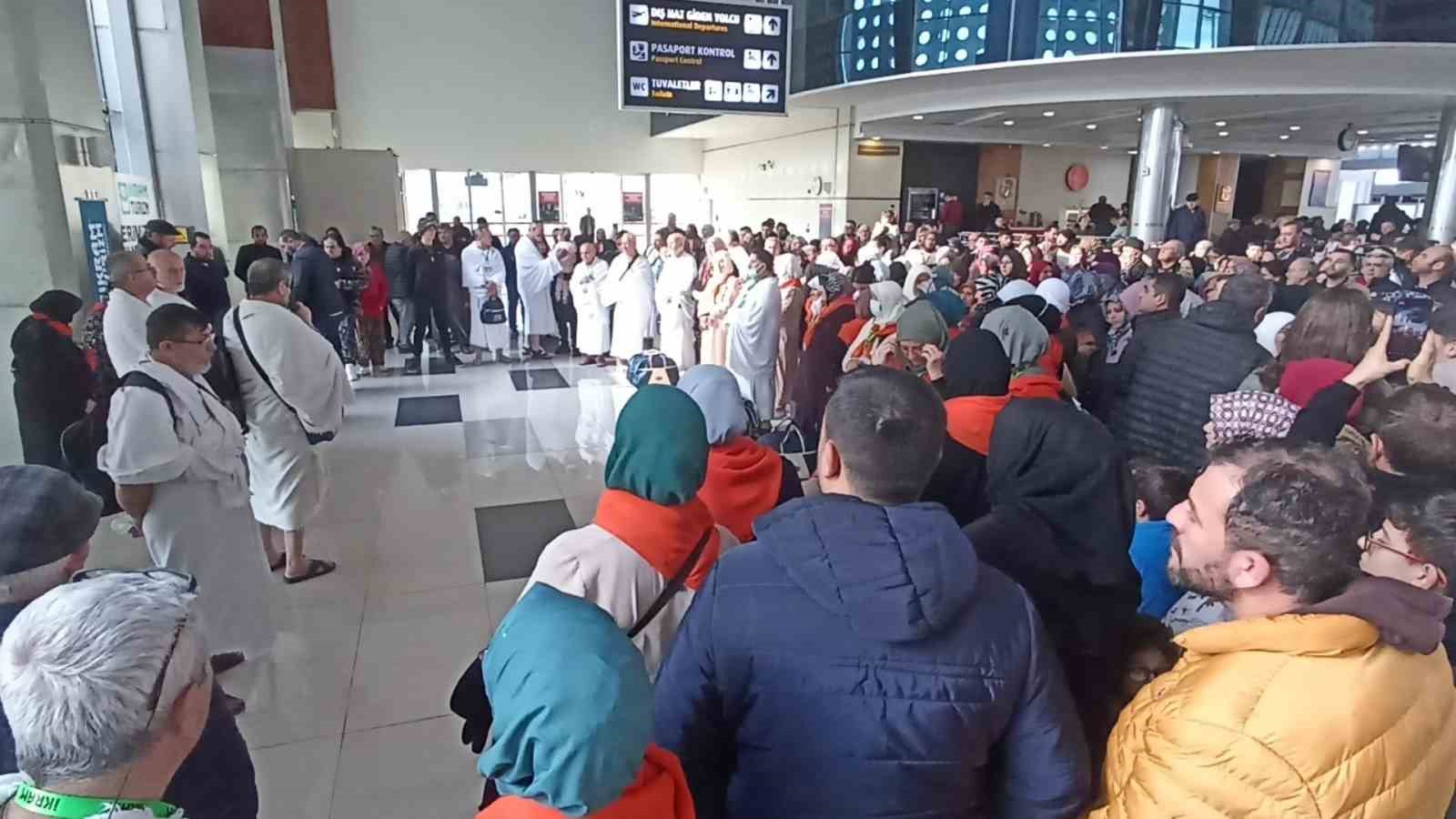 Umreciler Koca Seyit Havalimanı&rsquo;ndan uğurlandı
