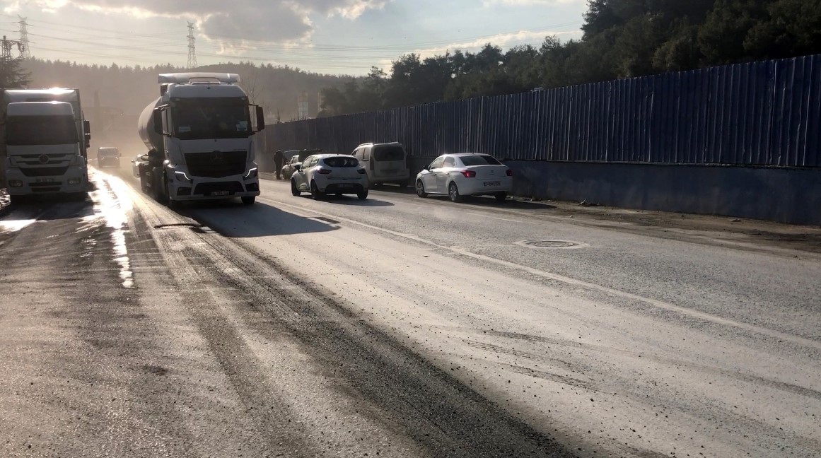 Sarıyer’de feci kaza kamerada: Otomobil, kamyon ve minibüse çarptı
