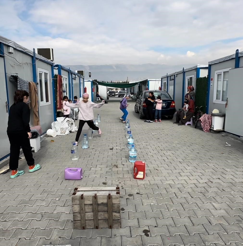 Kahramanmaraş’ta çocuklar konteyner kentte survivor parkuru yaptı