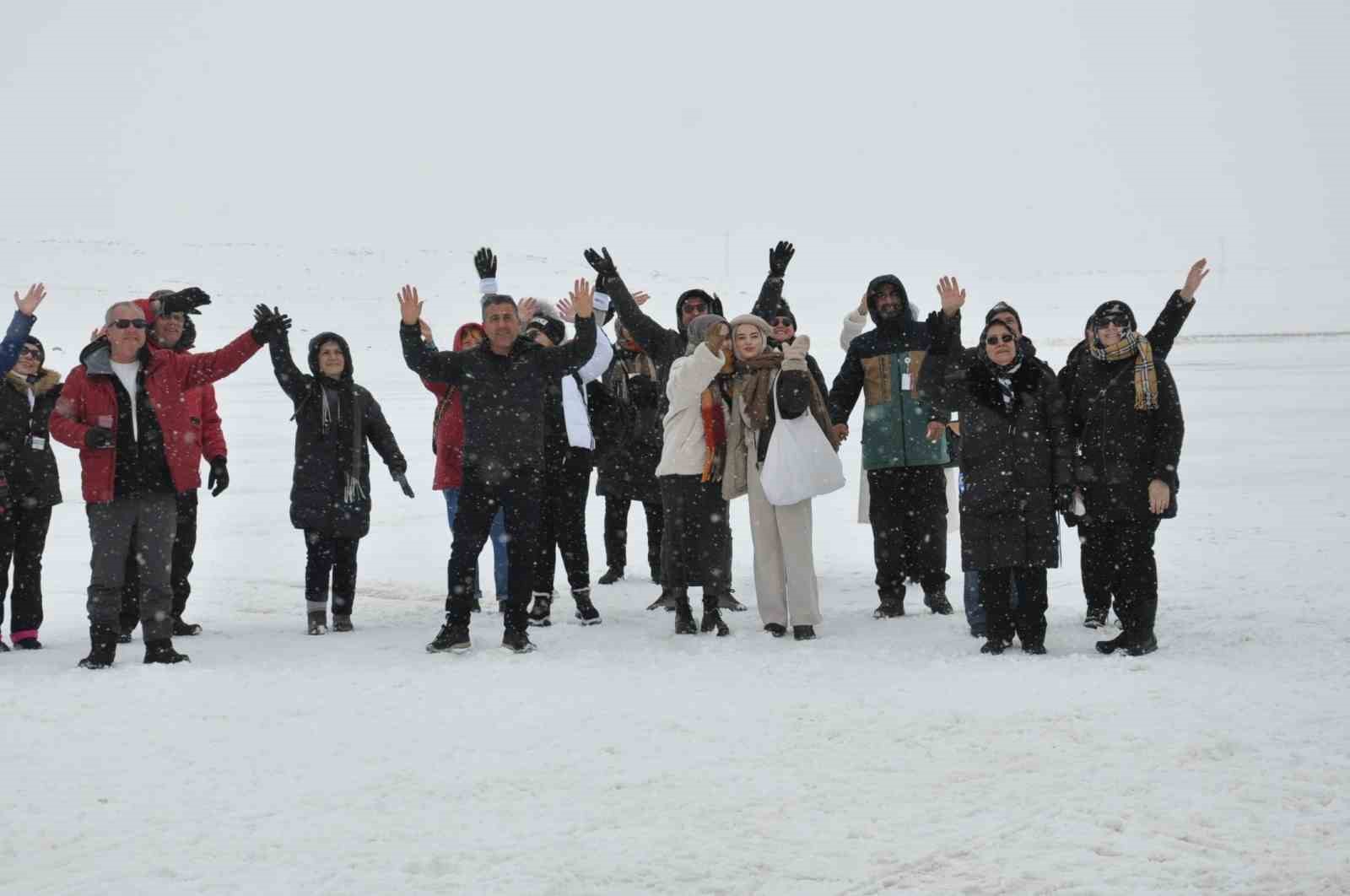 Yüzeyi donan gölde atlı kızak heyecanı sürüyor